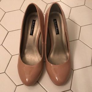 Never-worn nude pumps